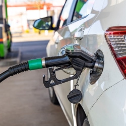 auto tankt bij benzinepomp met biobrandstof